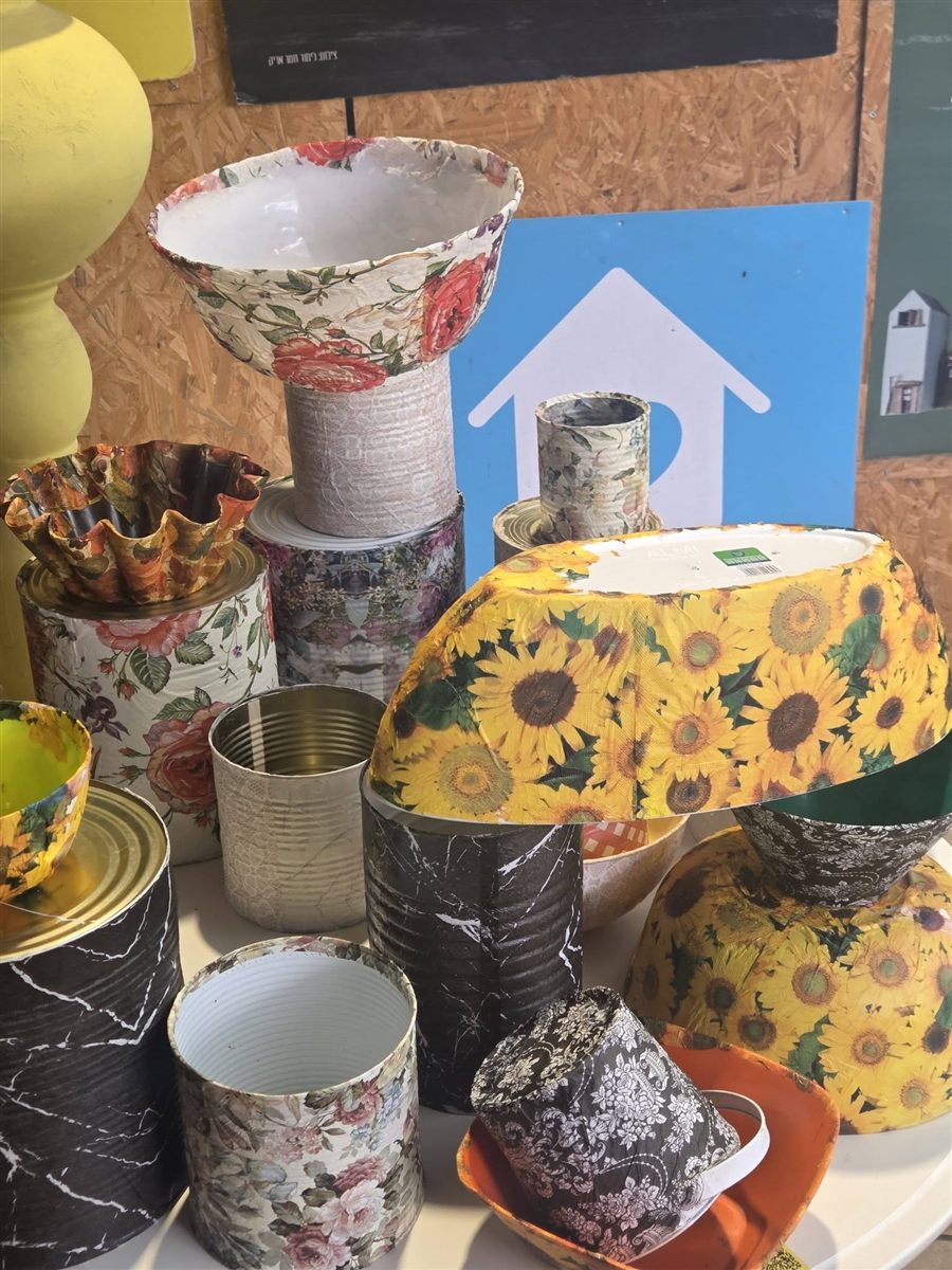 פחיות ועציצים צבעוניים שנוצרו בסדנה