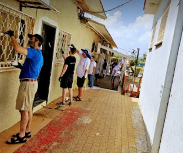 צובעים יחד סורגים לאורך הבניין