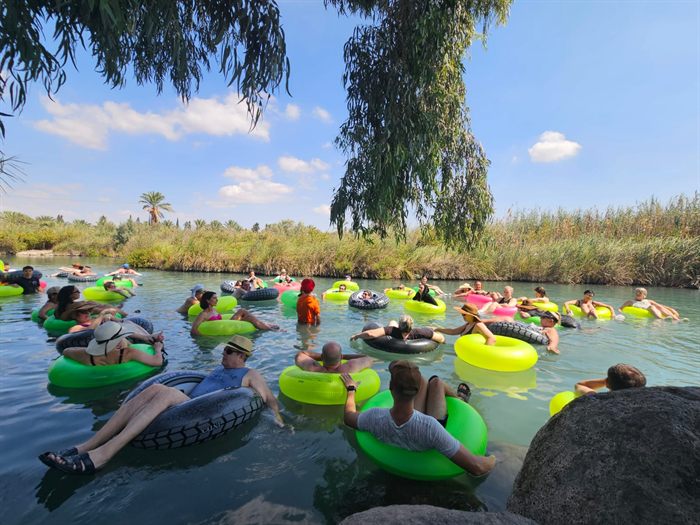 צפים על גלגלים צבעוניים בסחנה