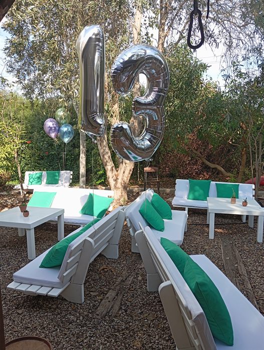 בלוני 13 וספות לבנות עם כריות ירוקות