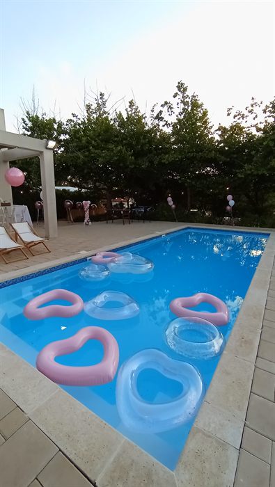 בריכה עם לבבות צפים