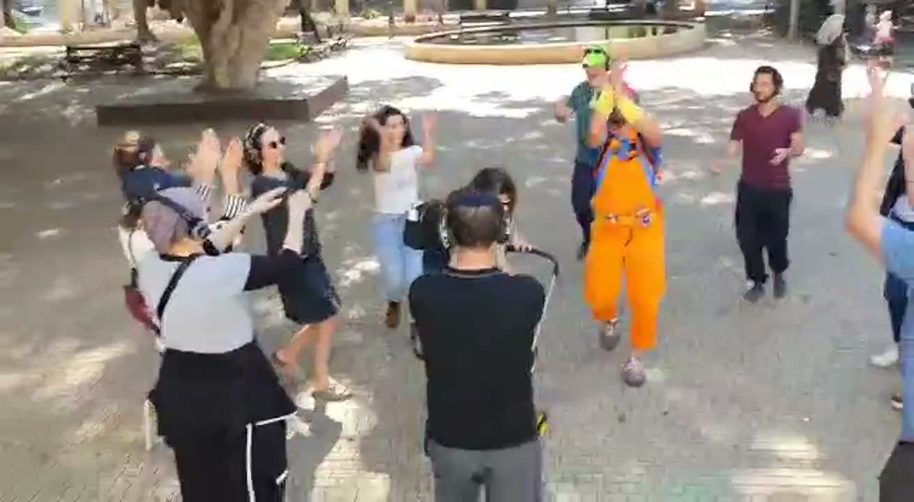 רוקדים במעגל