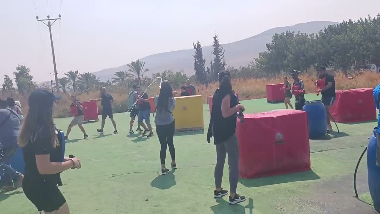 משחק רובי מים על הדשא