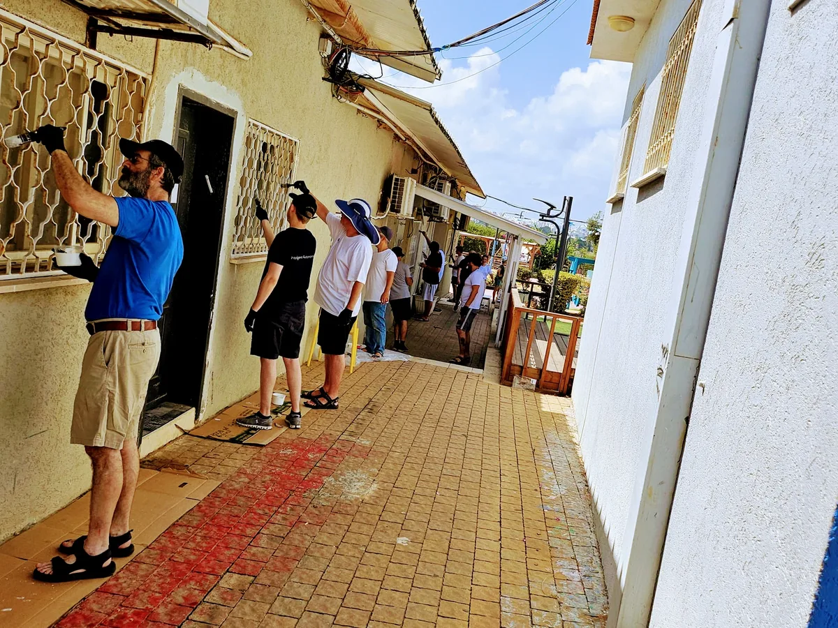 צוות עובדים בפעילות חברתית משמעותית