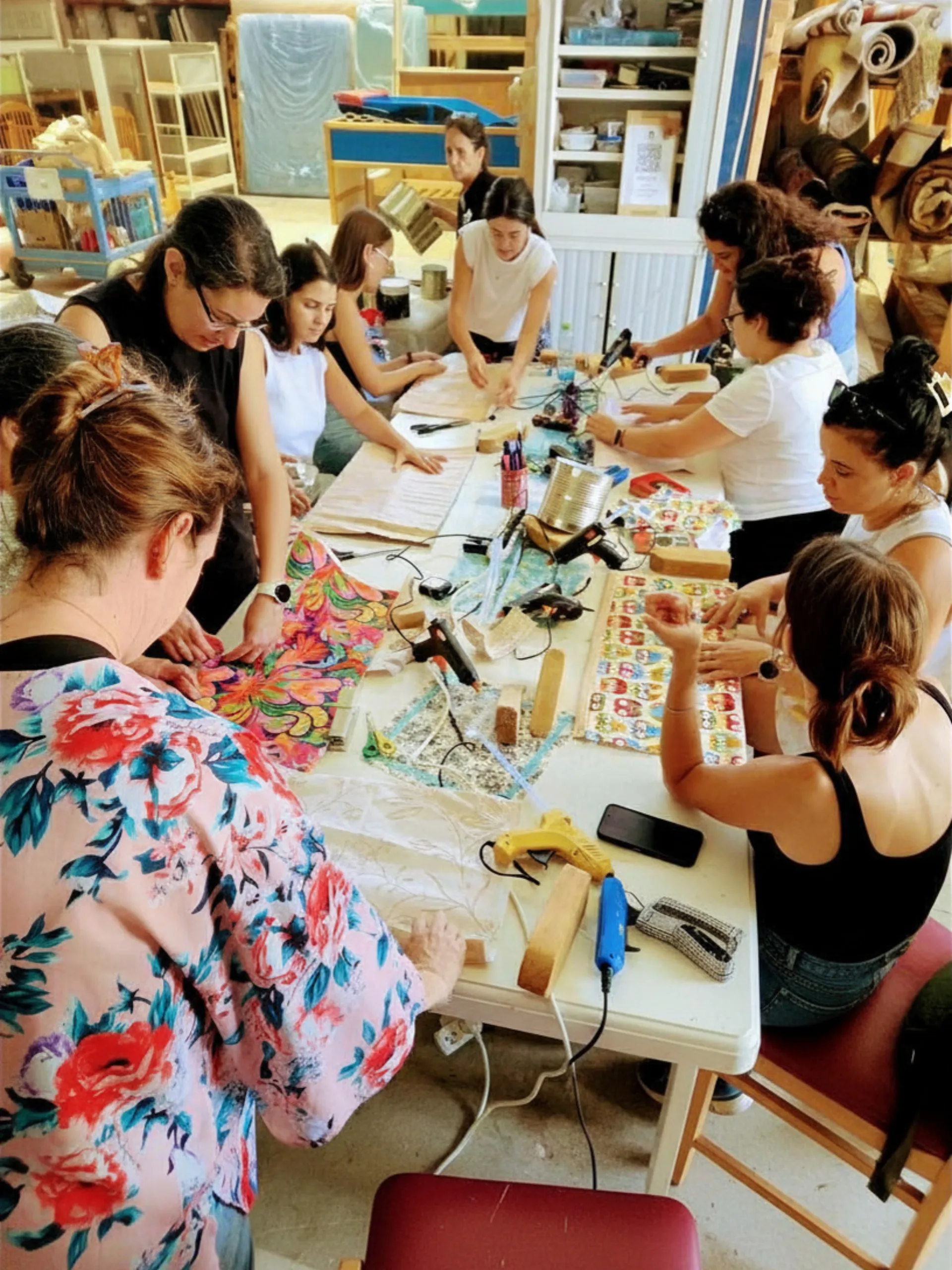 צוות עובדים נהנה מיום גיבוש ועשייה חברתית